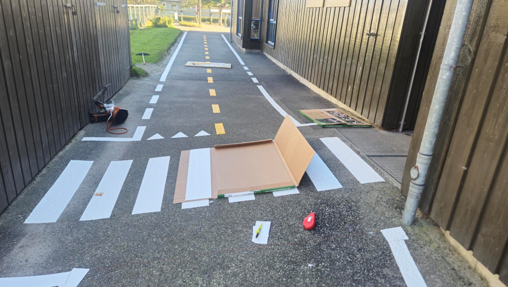 oppmerking av gangfelt, parkeringsplass og vei
